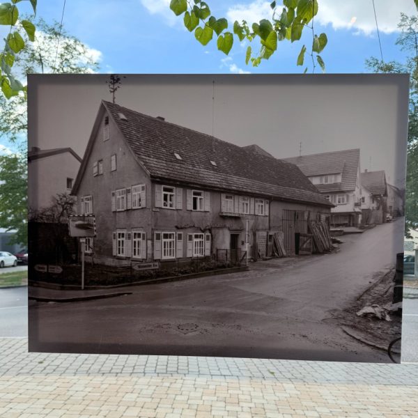 Ausstellung „Schaufenster in die Vergangenheit“ in Korb mit historischen Ortsansichten
