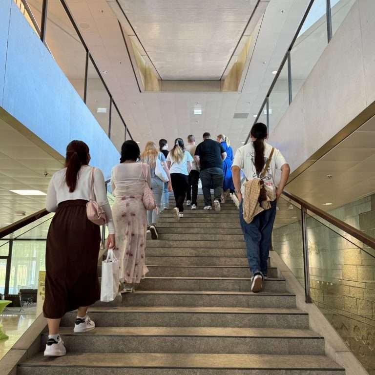 Bericht der 10a der Staufer-Gemeinschaftsschule über ihren Landtags-Besuch